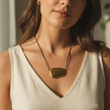 Pendentif en forme de galet avec cordon