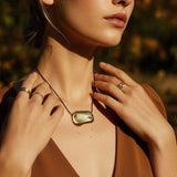 Pendentif en forme de galet avec cordon