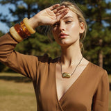 Pendentif en forme de galet avec cordon